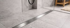 Odpływ liniowy w prysznicu bez brodzika - porównanie podłogowego i ściennego