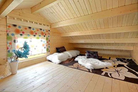 Drewniany domek letniskowy z antresolą