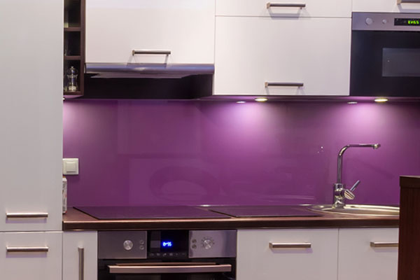 Szkło lacobel nad blatem w kuchni