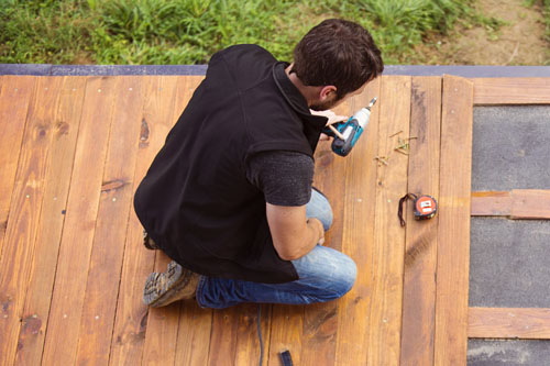 Układanie tarasu drewnianego